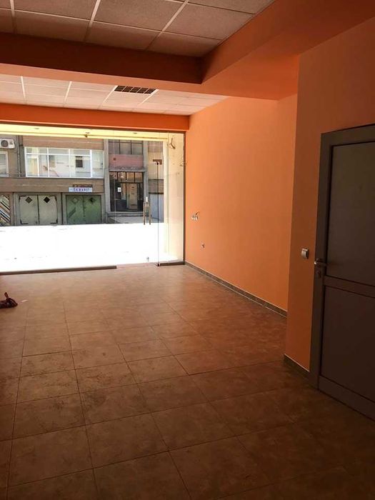 Дава се под наем Магазин в Казанлък - 41 кв.м за 489.6 € - Снимка #1
