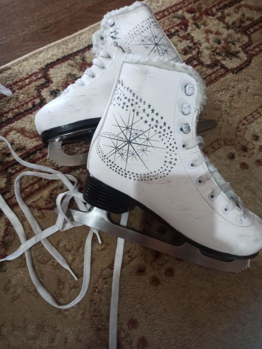 Коньки Sport фигурные 13000 тг две пары размеры 240,220