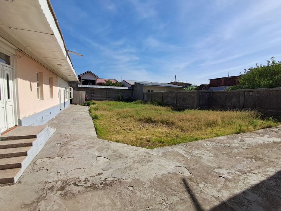 Uch qaxramon Gulistonda 7.8 sotix yer xisobida