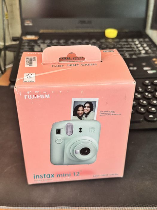 Продаю instax mini 12