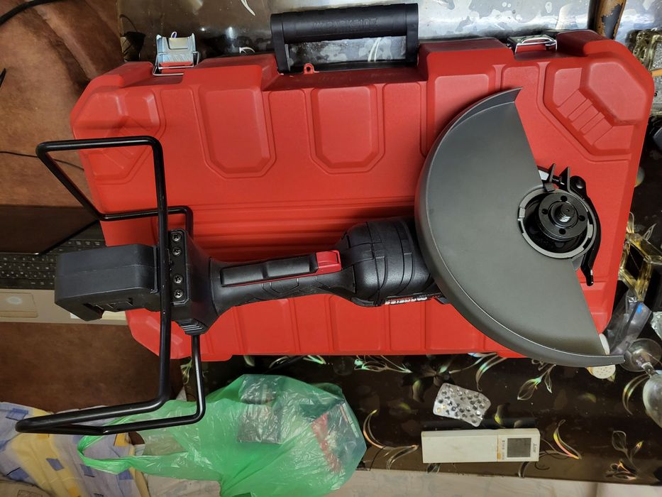 Продава се акумулаторен ьглошлаиф с 5г гаранция