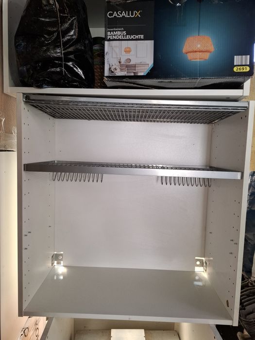 Picurator vase bucătărie IKEA cu corp mobilier suspendat