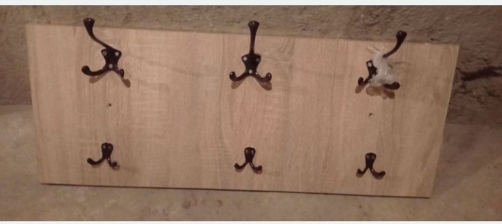 De vînzare un cuier de perete pentru haine cu dimensiuni de 75x30 cm.
Este în stare buna.
