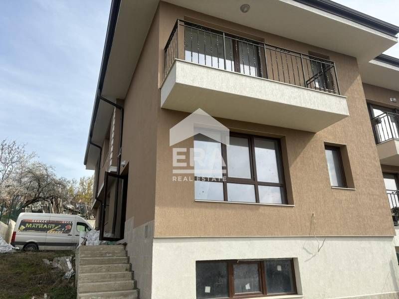 Ексклузивна двуетажна газифицирана къща със сутерен и таван за продажб