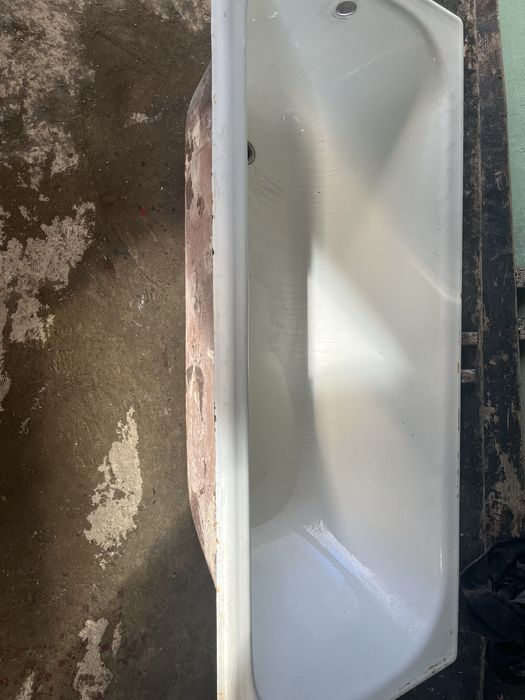 Cadă fontă, folosită puțin timp, fară rugină