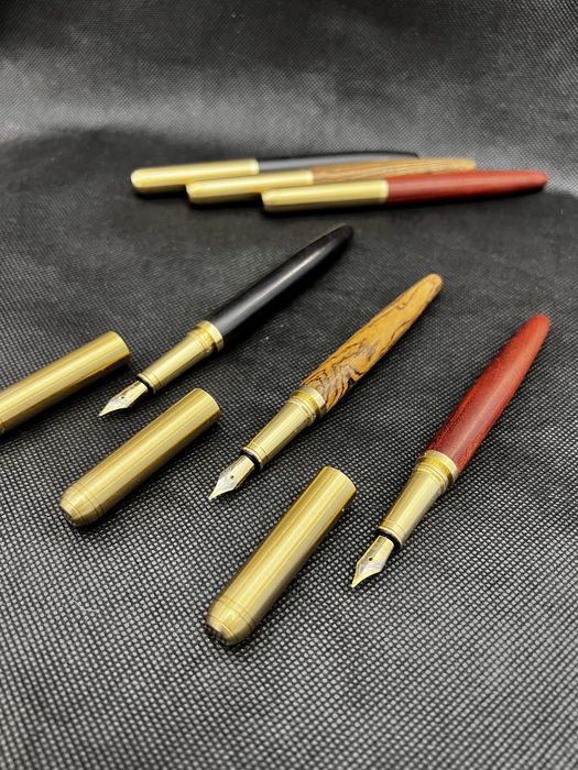 Деревянна перьевая ручка