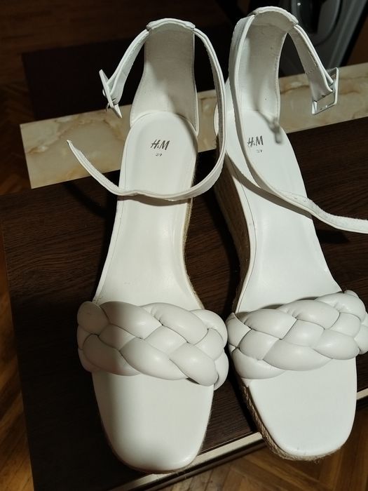 Нови дамски бели сандали H&M.