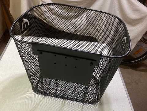 Продавам две предни кошници за велосипед