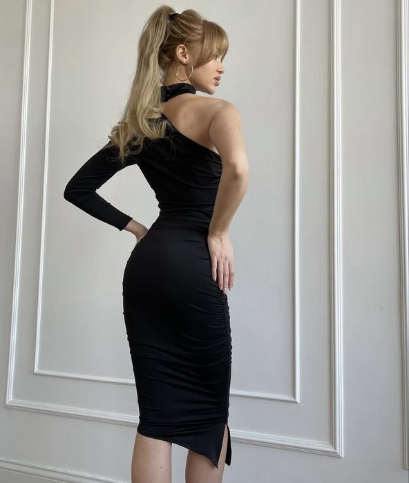 Черное платье с акцентом