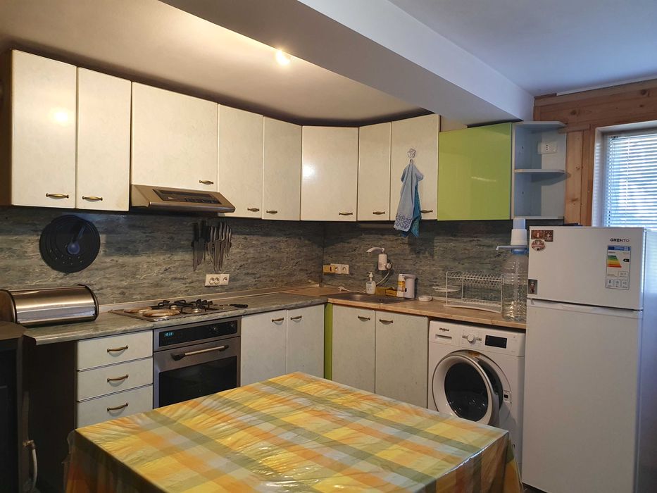 Къща,тухла на 2 ет.,гараж,двор 390 кв.м.,2-ра зона