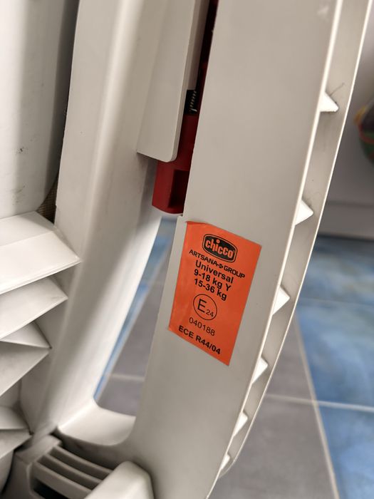 Продам автокресло chicco Universal 15-36