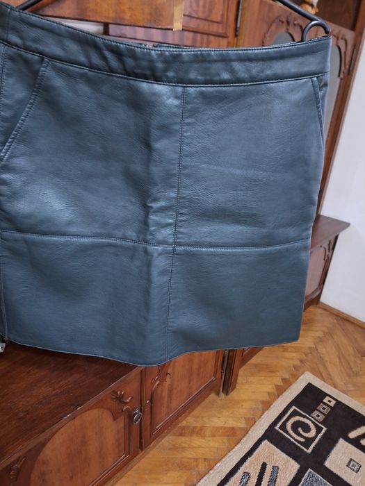 Vând  fusta piele  verde închis