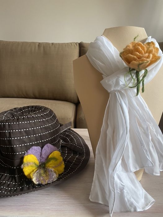 Ръчно озработени украшения от естесвена вълна