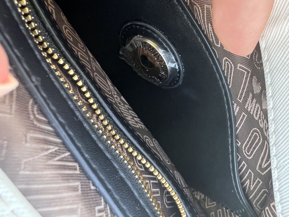 Geantă de umăr Love Moschino Originală – Albă cu detalii aurii și ținte