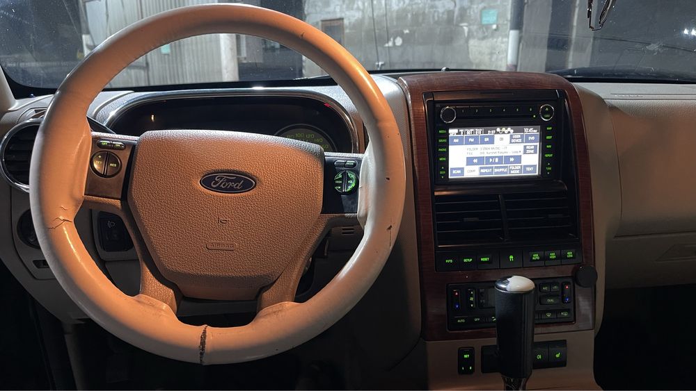 Ford Explorer 4,6 sotiladi