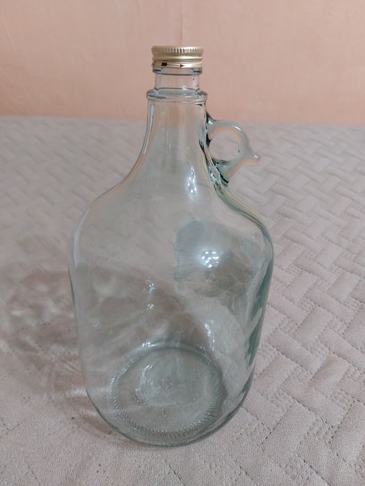 Продам пяти литовые бутылей.