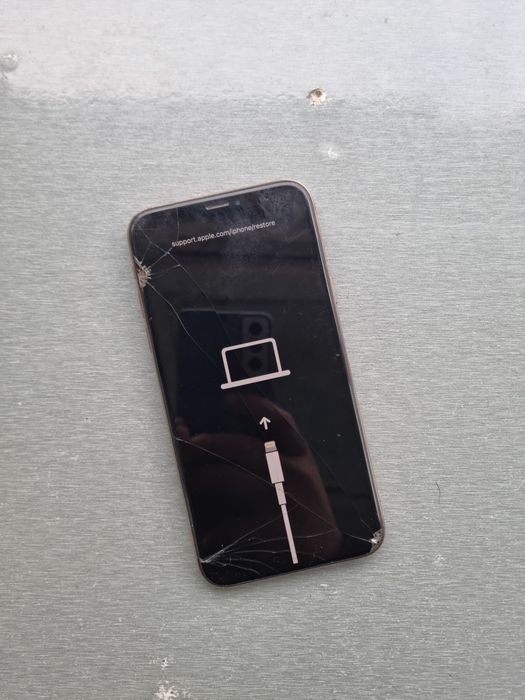 iPhone XS (Gold) Qoldan Tushgan iCloud Bor Ekran Ishlaydi Sotiladi.