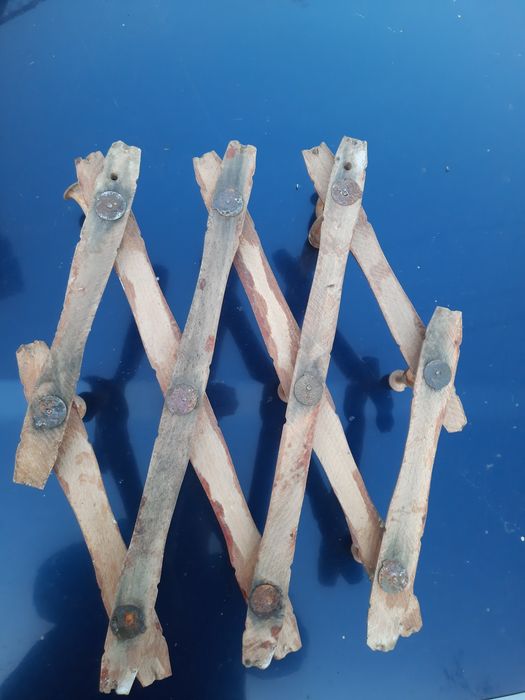 Стара дървена закачалка