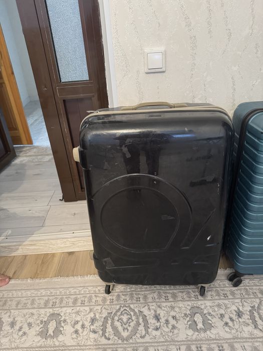 Продам два чемодана