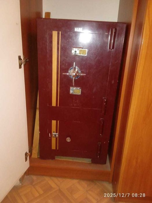 Продам двери и сейв