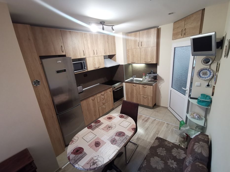 Дава се под наем Тристаен апартамент в Плевен, 9-ти квартал - 65 кв.м за 357 € - Снимка #1