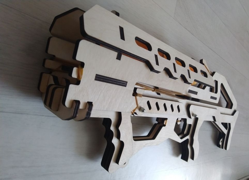 Игрушка-бластер из дерева (фанеры)