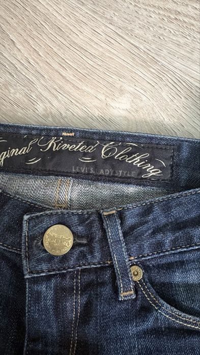 женские джинсы levis