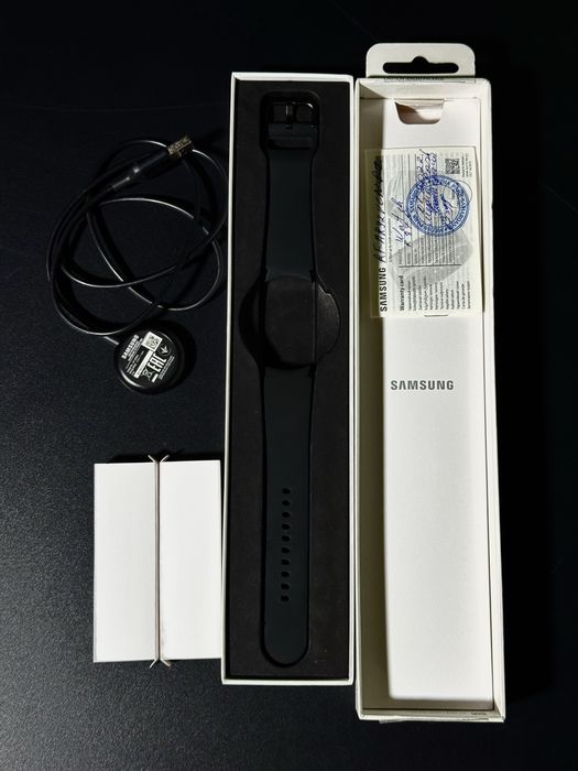 Samsung Galaxy Watch 4 karobka dok, bezprovodnoy zaratnik