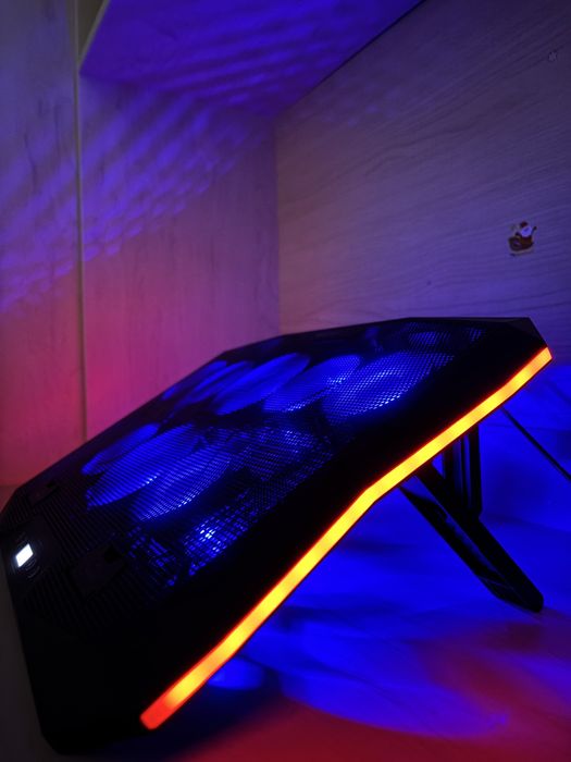 Продам игровую подстваку с охлаждением и ргб подстветкой