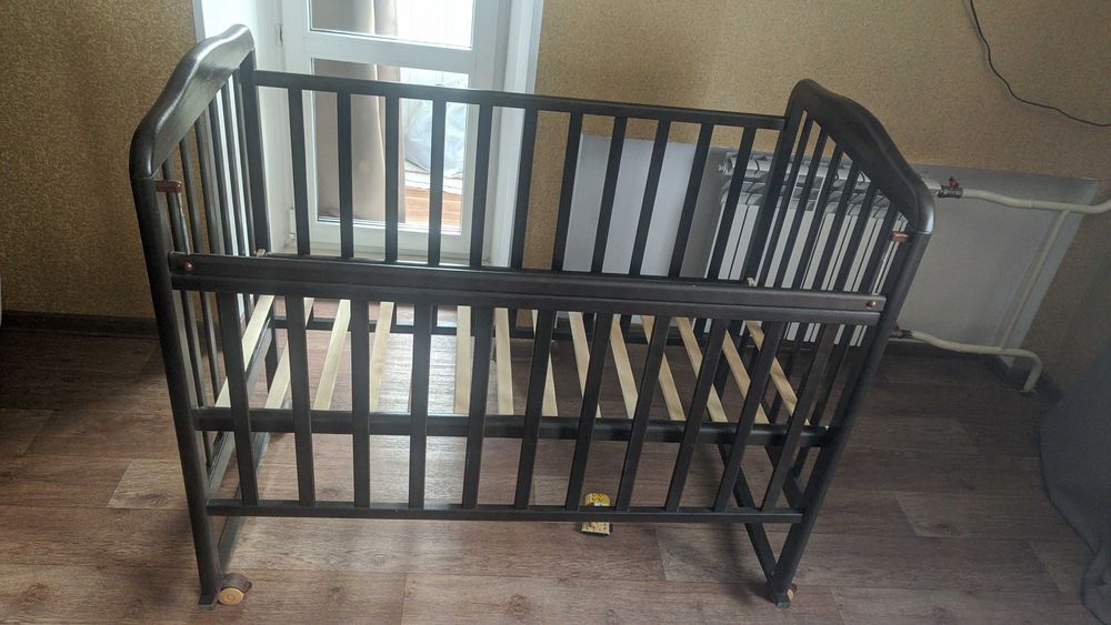 Продам детскую кроватку с матрасом