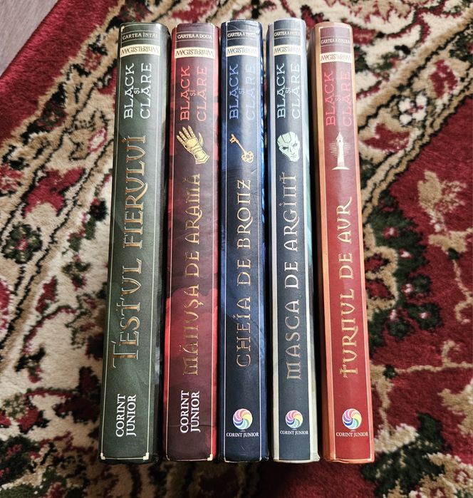 Seria completa Magisterium de Holly Black si Cassandra Clare