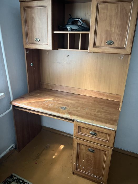 Компьютерный стол с полками