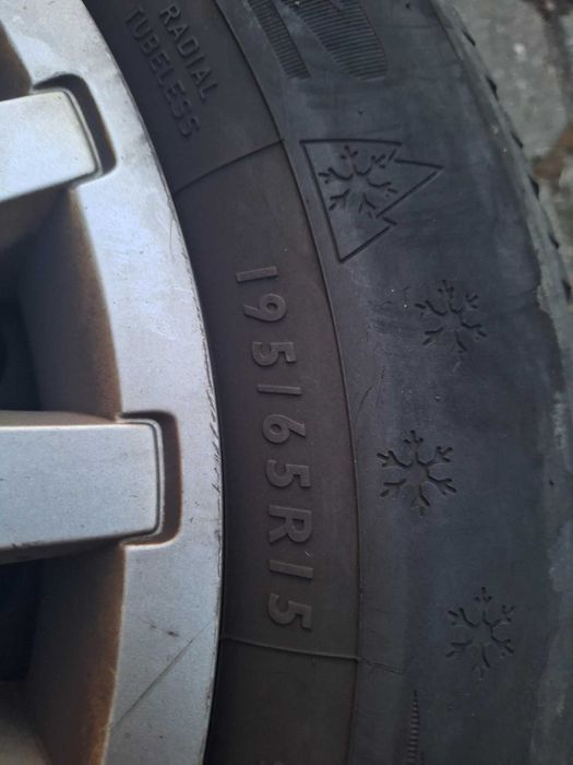 Vand 4 jenti tabla R15 cu prezoane si capace originale Opel