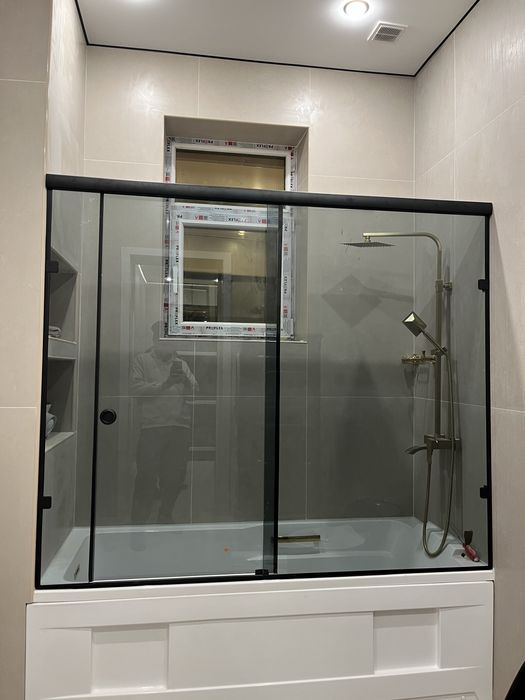 Душевые кабины ,перегородка из стекла для ванны