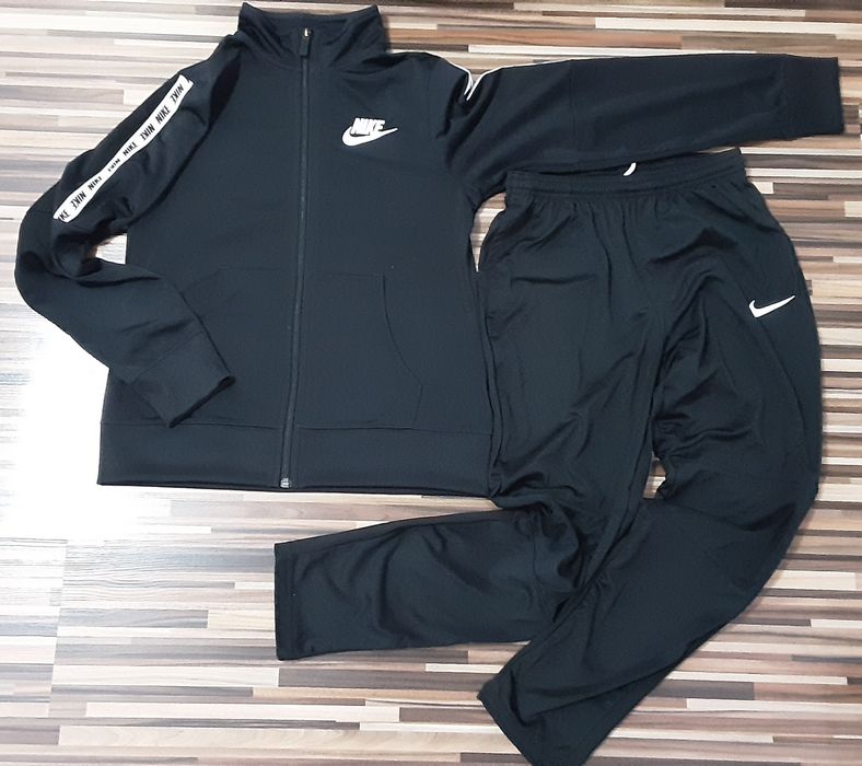 NIKE оригинален екип(69лв) и блуза Nike pro(35лв)