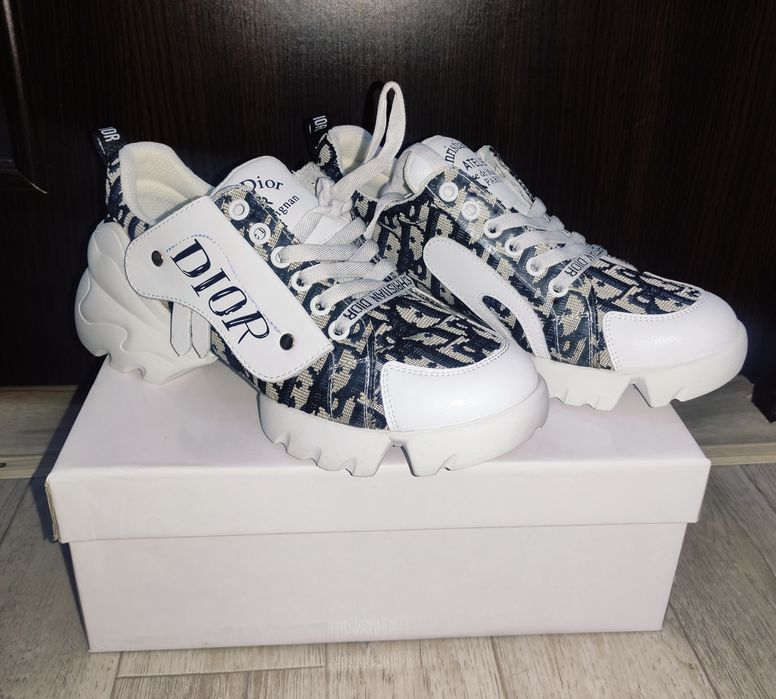 Женские кроссовки