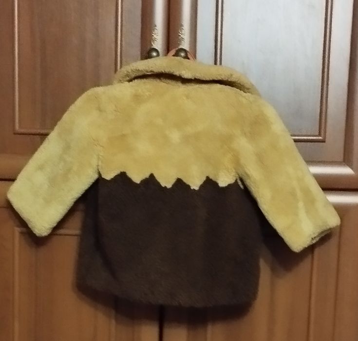 Продам детскую шубку из овчины.