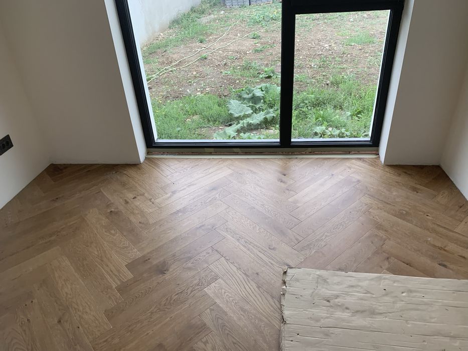 Parchetar cu experiențăMontaj parchet plinta,scari interioare, pervaze