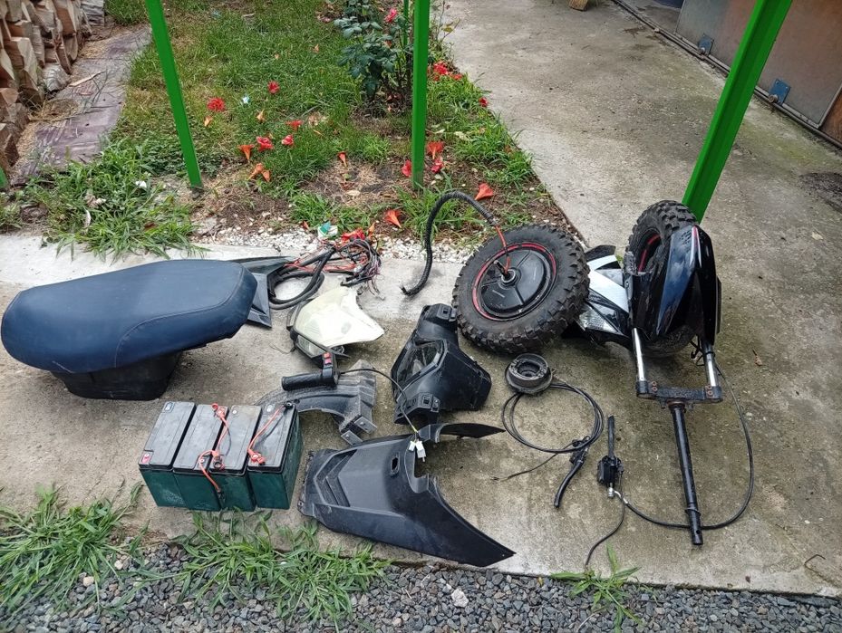 Vând piese de scuter electric și 4 baterii