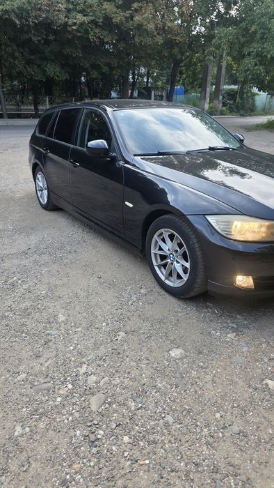 Vând BMW seria 3  316 anul2010 masinase poate vedea in Bacău nr telefon 0749535747