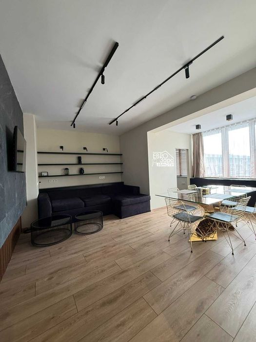 Просторен тристаен апартамент за наем в ТОП ЦЕНТЪР