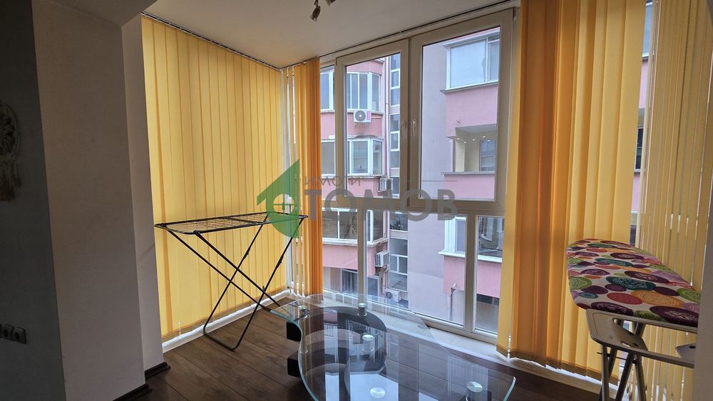 Прекрасно обзаведен тристаен апартамент в кв. Билла 1