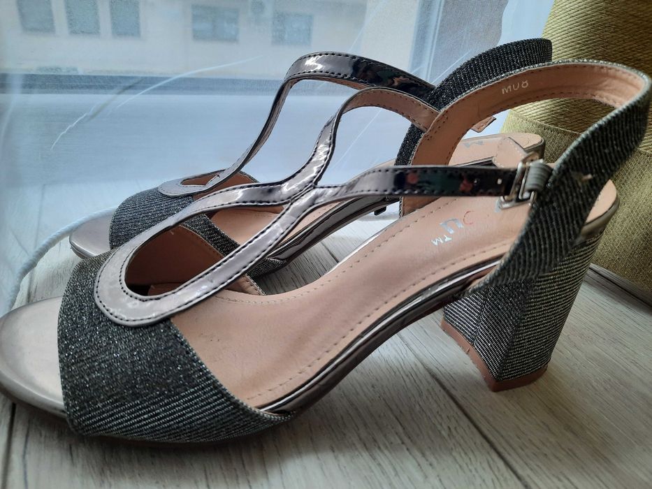 Pantofi cu toc argintii nr 38