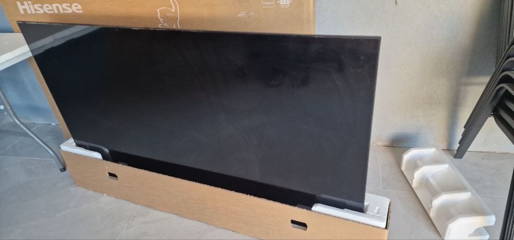 Телевизор Hisense 65инча за части или ремонт