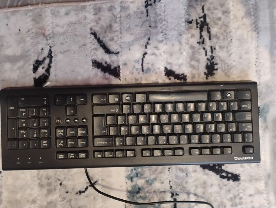 Продавам настолен компютър hp compac