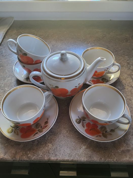 Чайный сервиз с блюдцами.