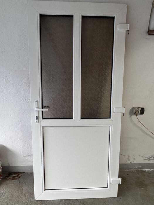 Ușa termopan  alb pe interior si maro extrior (stejar auriu )