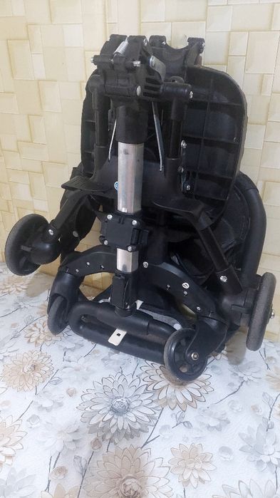 Коляска трансформер , в хорошем состоянии.