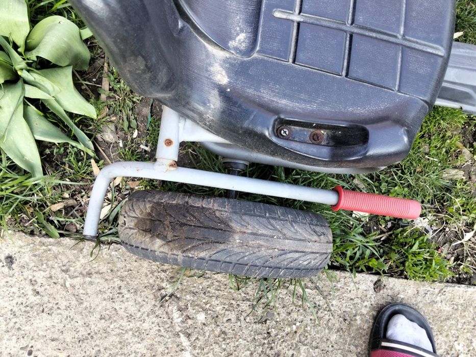 Kart cu pedale, pentru copii  cu greutate pana la 50 kg.