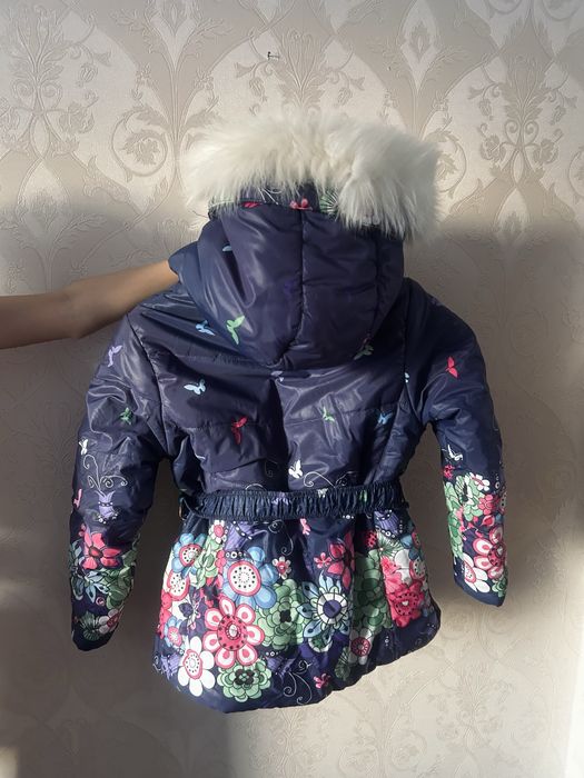 Яркая зимняя куртка для девочки